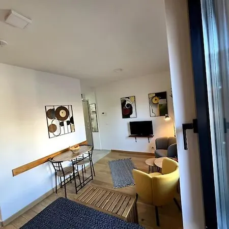 Cozy Near The Center Apartment