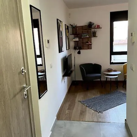 Cozy Near The Center Apartment *